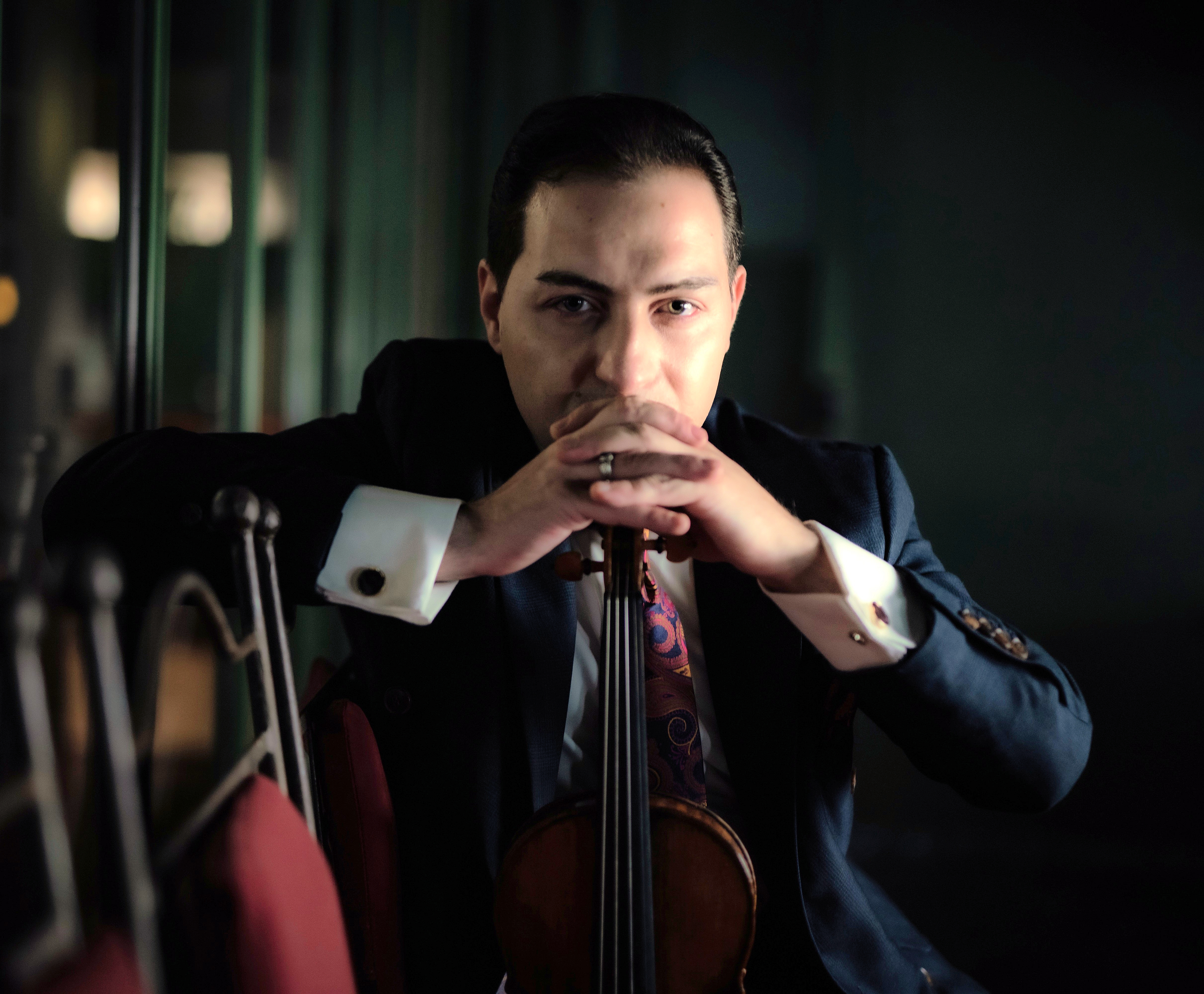 face-a-lobjectif-assis-violon.jpg